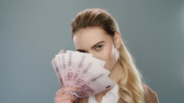 Молодая деловая женщина бросает наличные деньги в замедленной съемке. Женщины-профессионалы — стоковое видео