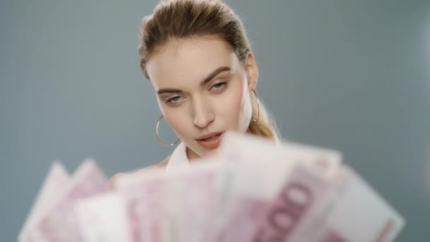 Богатая деловая женщина считает деньги в замедленной съемке. Пересчет женщин евро — стоковое видео