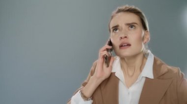 Kızgın iş kadını stüdyodan cep telefonunu arıyor. Kızgın iş kadını.