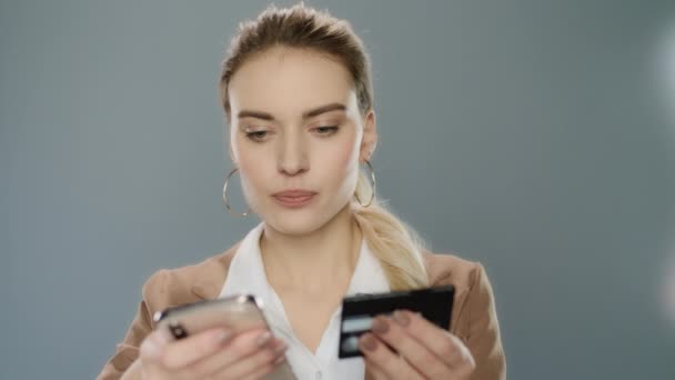 Mujer de negocios escribiendo el número de tarjeta de crédito en el teléfono móvil para compras en línea — Vídeo de stock