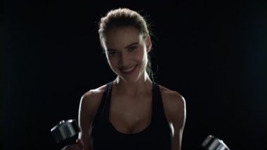 Koyu renk spor salonunda spor yaparken halterli kadın eğitimi.