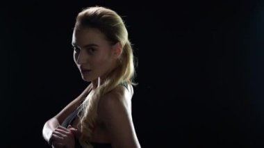 Spor salonunda beden eğitimi eğitimi eğitimi egzersizi. Spor kadının vücut değiştirmesi.