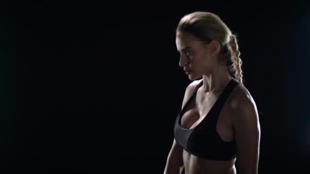 Deportiva levantando pesas pesadas. Entrenamiento de mujer fitness en gimnasio — Vídeos de Stock