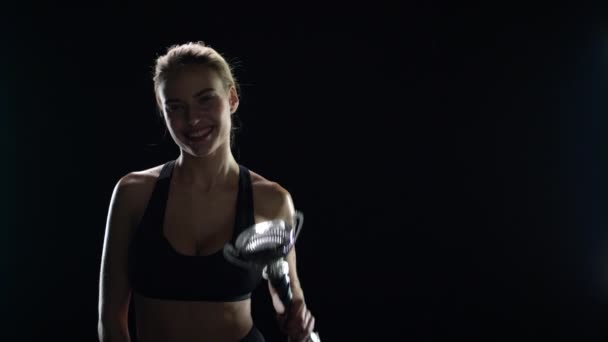 스튜디오에서 트로피 컵을 들고 있는 행복 한 여성 챔피언. 스포츠 여자 우승자 — 비디오