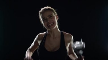 Spor kadını elinde şampiyonluk kupası ile spor zaferini kutluyor.
