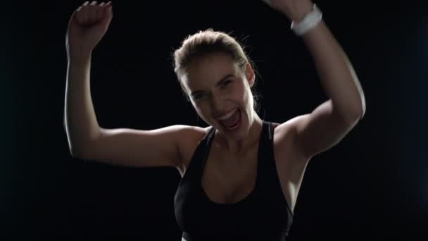 Захоплена жінка-переможець святкування перемоги з піднятими руками в повільному русі — стокове відео