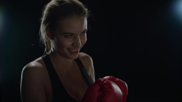 Boxeadora peleando con cámara en cámara lenta. Mujer entrenamiento de combate — Vídeo de stock