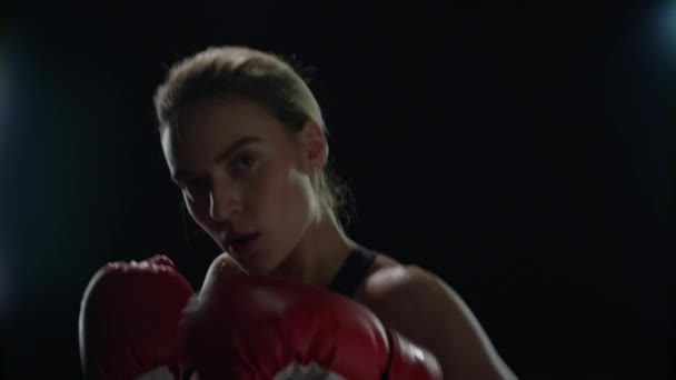 Mujer boxeando con cámara en cámara lenta. Boxeadora femenina entrenando golpes — Vídeo de stock