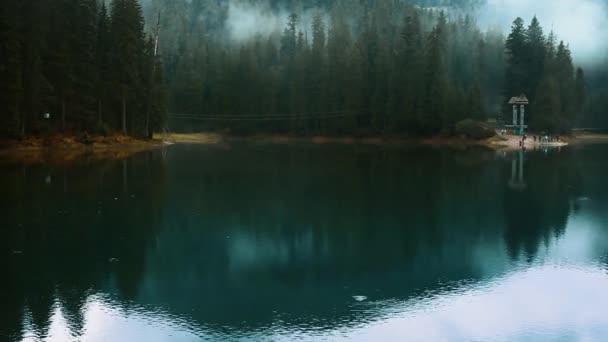 Lago azul en bosque brumoso salvaje. Lago de montaña con agua clara — Vídeos de Stock