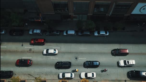 Auto's bewegen langs straat in de stad. Rijen van straat auto's op de weg. Bovenaanzicht — Stockvideo