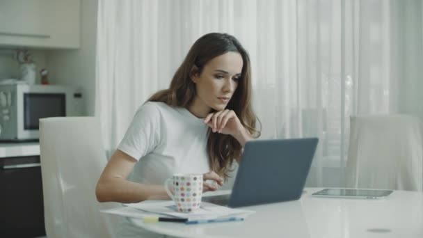 Mujer feliz trabajando ordenador portátil en casa. Mujer emocionada leyendo buenas noticias — Vídeos de Stock