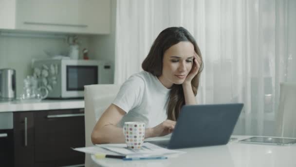 Mulher cansada trabalhando computador portátil no local de trabalho em casa. Pessoa frustrada — Vídeo de Stock