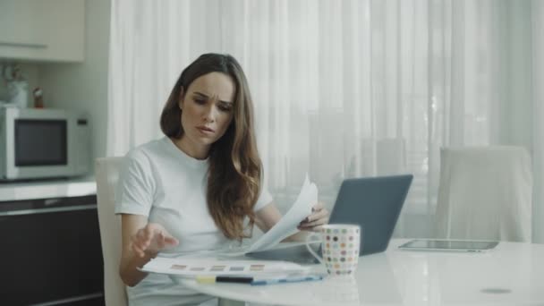 Üzleti nő dolgozik dokumentumokkal otthon. Vállalkozó látszó papírok — Stock videók