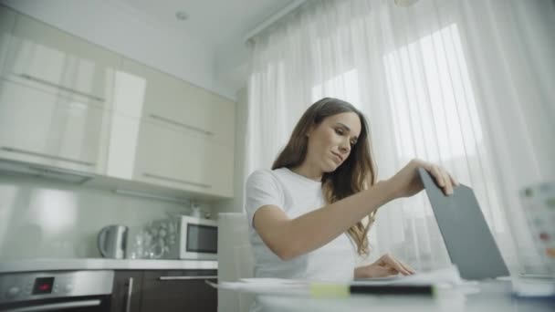 Jovem mulher computador portátil aberto no local de trabalho em casa. Pessoa feliz trabalhando online — Vídeo de Stock