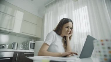 Ev kadını dizüstü bilgisayar yazıyor. İnternet teknolojisini kullanan kadın kişi