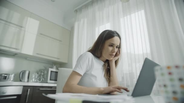 Hausfrau tippt Laptop. weibliche Person, die Internet-Technologie nutzt — Stockvideo