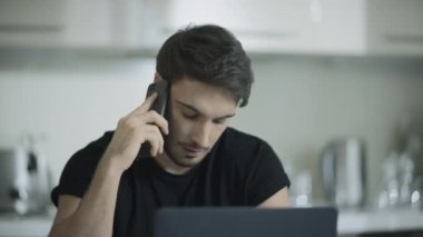 İş adamı evdeki telefonu arar. Cep telefonu konuşan profesyonel adam