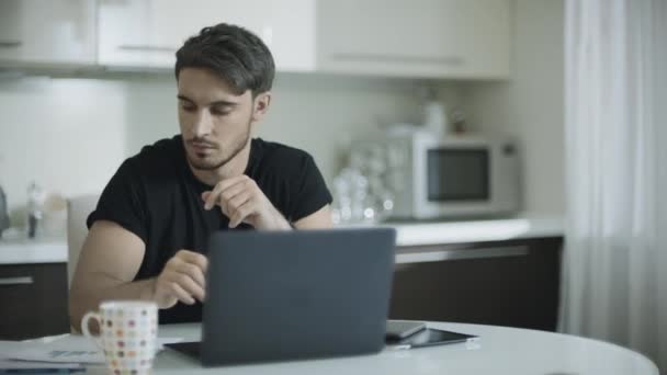 Geschäftsmann, der am heimischen Arbeitsplatz mit Papieren arbeitet. glücklicher Geschäftsmann — Stockvideo