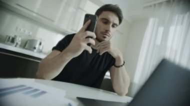 Kızgın adam mutfaktan telefon arar. Cep telefonu konuşan sinirli kişi