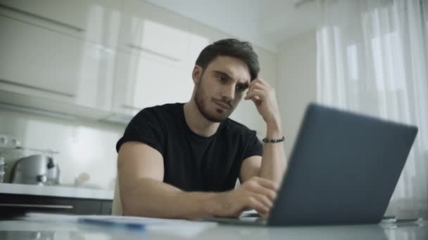 Empresário cansado tem pausa depois de trabalhar online no computador em casa — Vídeo de Stock