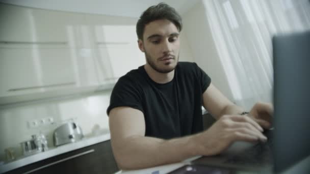 Hombre feliz hablando de teléfono móvil en casa. Retrato del hombre de negocios sonriente — Vídeo de stock