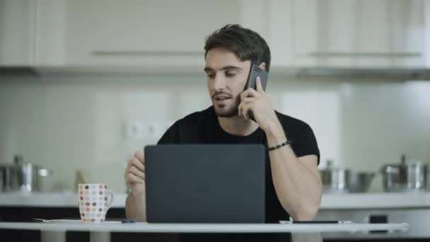 Geschäftsmann, der zu Hause Kaffee trinkt und telefoniert. Geschäftsleute telefonieren mobil — Stockvideo