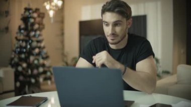 Noel zamanı dizüstü bilgisayar ekranına bakan sürpriz adam