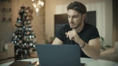 Ev işyerinde telefon kullanan genç bir adam. Mutlu iş adamı konuşan cep telefonu