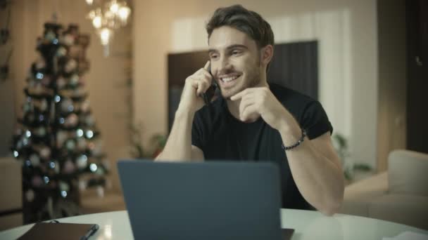 Szczęśliwy człowiek rozmawia telefon komórkowy w nowym roku. Biznes człowiek pracujący na Boże Narodzenie — Wideo stockowe