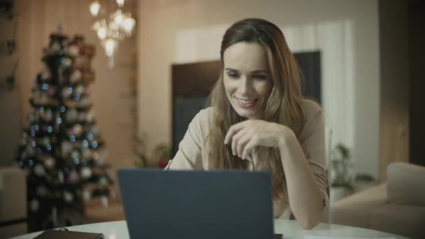 Mulher de negócios trabalhando no computador portátil no feriado de Natal — Vídeo de Stock