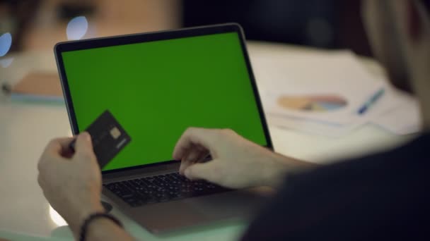 Αρσενικό χέρια δακτυλογραφούν τον αριθμό της πιστωτικής κάρτας στο φορητό υπολογιστή πράσινη οθόνη — Αρχείο Βίντεο