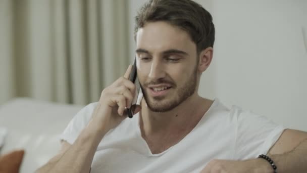 Gelukkige man praten mobiele telefoon. Portret van lachende man bellen mobiele telefoon thuis — Stockvideo