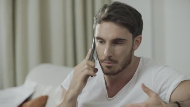 Un uomo infelice che parla al cellulare a casa. Persona arrabbiata urlare al telefono — Video Stock