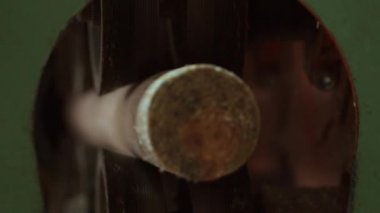 Yuvarlak ahşap kütük makinede taşlama aşamasında ngeçirilmesi. Ahşap işleme süreci