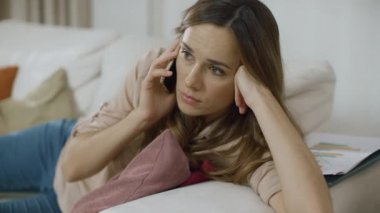 Genç bir kadın evden telefon ediyor. Konuşan yetişkin kadın portresi