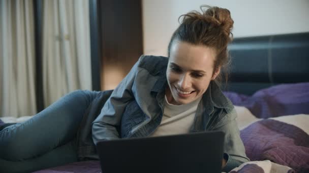 Mulher feliz rindo com laptop em casa. Excitada pessoa batendo palmas — Vídeo de Stock