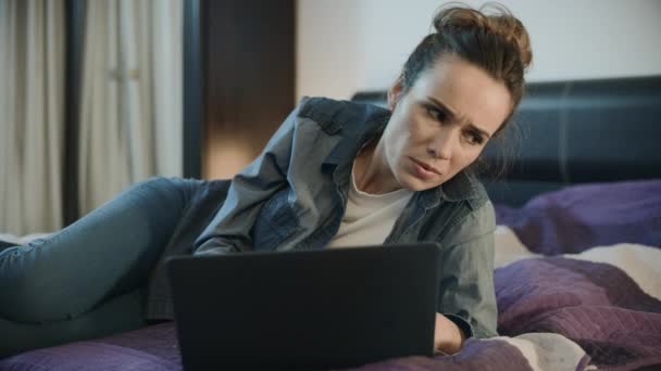 Mulher cansada fechando computador portátil no sofá em casa. Mulher perturbada terminou o trabalho — Vídeo de Stock