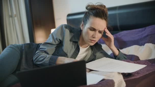 Femme réfléchie faisant de la paperasse la nuit. Femme d'affaires travaillant avec des papiers — Video