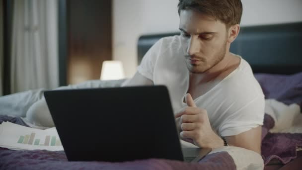 Homme occasionnel travaillant en ligne sur ordinateur portable à la maison. Carnet de travail homme sérieux — Video