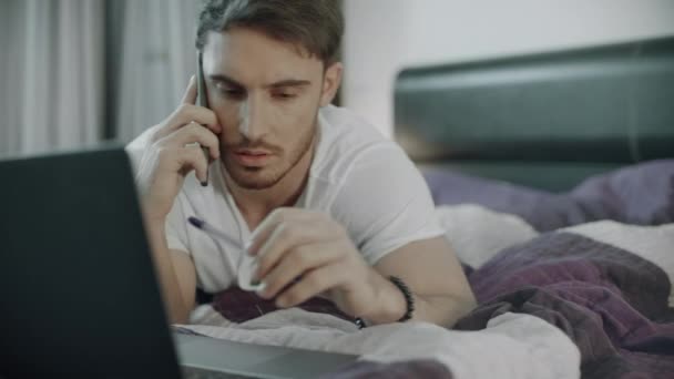 Serieuze man belt telefoon thuis. Mannelijke persoon met behulp van mobiele telefoon — Stockvideo