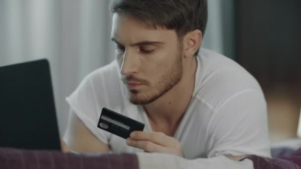 Человек, использующий кредитную карту для онлайн-оплаты на компьютере. Покупка технологий — стоковое видео