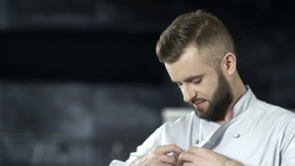 Ο σεφ ετοιμάζεται να μαγειρέψει στην επαγγελματική κουζίνα. Πορτρέτο του ευτυχισμένο αρσενικό μάγειρα — Αρχείο Βίντεο