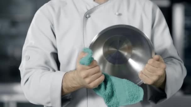 Chef man preparing to cook at kitchen restaurant. Closeup hands wipe bowl. — Stock Video