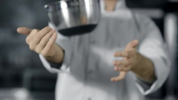 Επαγγελματίας σεφ παίζει με τα εργαλεία της κουζίνας. Κλείστε το μπολ με τα χέρια του σεφ — Αρχείο Βίντεο