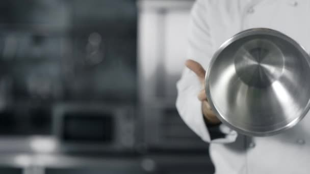 Chef-kok handen plezier met stalen kom in slow motion. Chef man bereidt zich voor op koken — Stockvideo