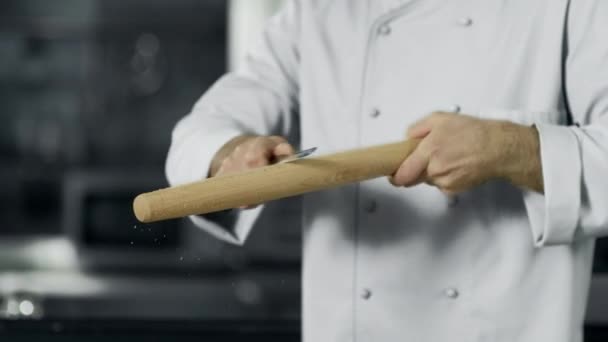 Un uomo chef che pulisce roller sul posto di lavoro. Primo piano mani uomo che si preparano a cucinare . — Video Stock