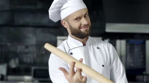 Chef hombre jugando con el rodillo en la cocina. Retrato de chef profesional — Vídeo de stock