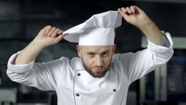 Chef hombre preparándose para cocinar en el restaurante de la cocina. Retrato del chef masculino serio . — Vídeo de stock