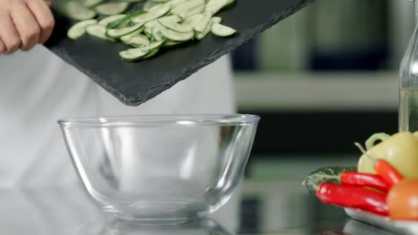 Verduras frescas en el restaurante de cocina. Pepino en rodajas de primer plano en cámara lenta . — Vídeos de Stock