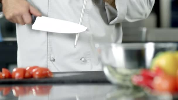 Mężczyzna szef kuchni ostrzenie noża w zwolnionym tempie. Zbliżenie kucharze ręce przygotowujące do gotowania. — Wideo stockowe